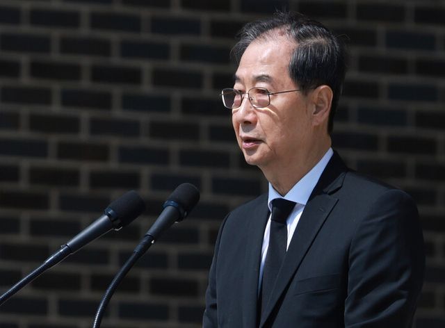 한덕수 대통령 권한대행 국무총리가 25일 국립대전현충원에서 열린 '2회 순직의무군경의 날 기념식'에서 기념사를 하고 있다. [사진=연합뉴스]