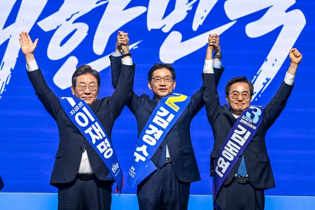 이재명(왼쪽부터), 김경수, 김동연 더불어민주당 대선 경선 후보가 26일 광주 서구 김대중컨벤션센터에서 열린 '제21대 대통령선거 후보자 선출을 위한 호남권 합동연설회'에서 함께 손을 들어 인사하고 있다. [사진=연합뉴스]