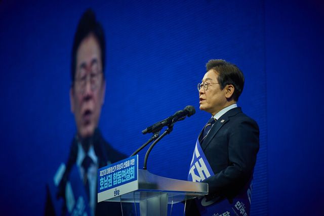 이재명&nbsp;더불어민주당&nbsp;대선 경선 후보가 26일 광주 서구 김대중컨벤션센터에서 열린 '제21대 대통령선거 후보자 선출을 위한 호남권 합동연설회'에서 연설하고 있다. [사진=이재명 캠프]