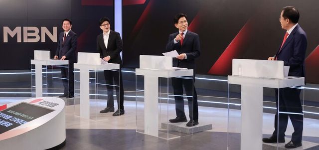 26일 서울 중구 매경미디어센터에서 열린 국민의힘 대통령 선거 제2차 경선 후보자 토론회에서 경선 후보들이 토론에 앞서 대화를 하고 있다. 왼쪽부터 안철수, 한동훈, 김문수, 홍준표 경선 후보. 2025.4.26 [국회사진기자단]