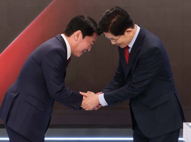 26일 서울 중구 매경미디어센터에서 열린 국민의힘 대통령 선거 제2차 경선 후보자 토론회에서 안철수, 김문수 경선 후보가 악수하고 있다. 2025.4.26 [국회사진기자단]