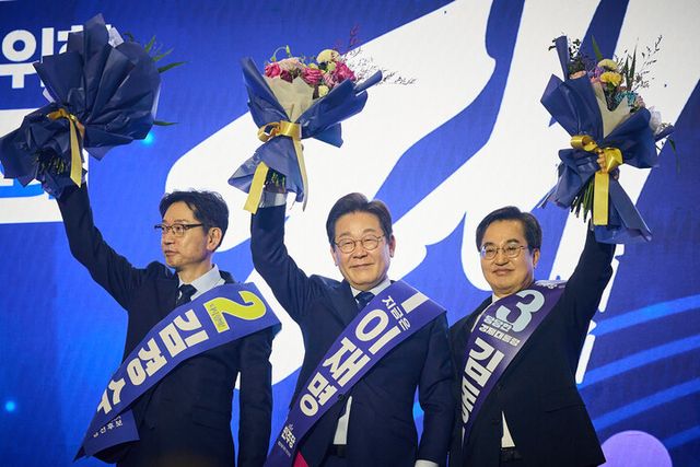 이재명 후보가 27일 경기 고양시 킨텍스에서 열린 '제21대 대통령선거 후보자 선출을 위한 수도권·강원·제주 경선 및 최종 후보자 선출 대회'에서 최종 후보로 확정된 뒤 김경수·김동연 후보와 기념 촬영하고 있다. [사진=이재명 캠프]