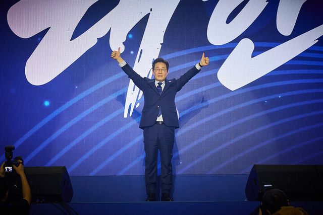 이재명&nbsp;후보가 27일 경기 고양시 킨텍스에서 열린 '제21대 대통령선거 후보자 선출을 위한 수도권·강원·제주 경선 및 최종 후보자 선출 대회'에서 인사하고 있다.&nbsp;[사진=이재명 캠프]