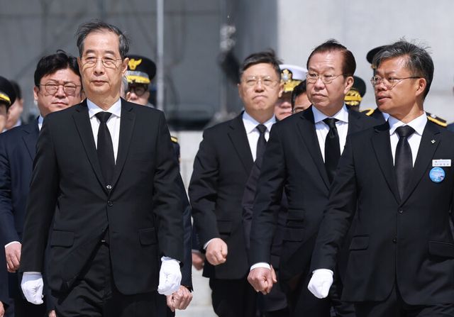 한덕수 대통령 권한대행 국무총리가 지난 25일 국립대전현충원에서 열린 '2회 순직의무군경의 날 기념식'에서 참배 뒤 권영세 국민의힘 비상대책위원장(오른쪽 두 번째)과 함께 이동하고 있다. [사진=연합뉴스]