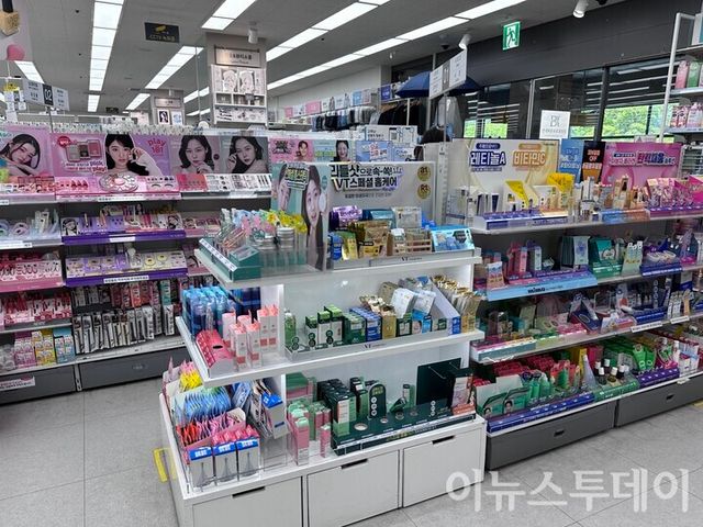 다이소 매장 내 화장품 코너. [사진=황수민 기자]