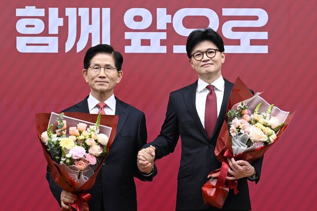 국민의힘 대선 최종 경선에 진출한 김문수(왼쪽)·한동훈 후보가 29일 서울 여의도 당사에서 3차 경선 결과 발표 후 손을 잡고 기념 촬영을 하고 있다. [사진=연합뉴스]