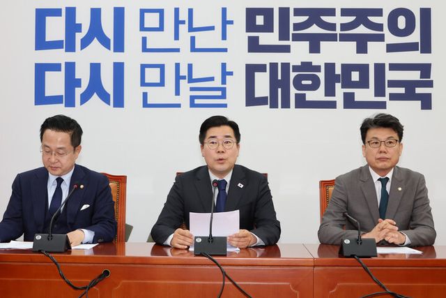 박찬대 더불어민주당 대표 직무대행 겸 원내대표가 29일 서울 여의도 국회에서 열린 원내대책회의에서 발언하고 있다. [사진=연합뉴스]