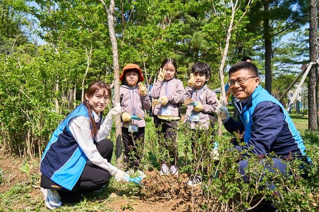 삼천리 임직원들이 유아 숲체험원 어린이들과 인천 청량산에 나무를 심고 있다 .[사진=삼천리]