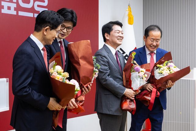 김문수(왼쪽부터), 한동훈, 안철수, 홍준표 후보가 29일 서울 여의도 국민의힘 당사에서 제21대 대통령 후보자 국민의힘 3차 경선 진출자 결과 발표 후 기념 촬영을 하고 있다. [사진=연합뉴스]