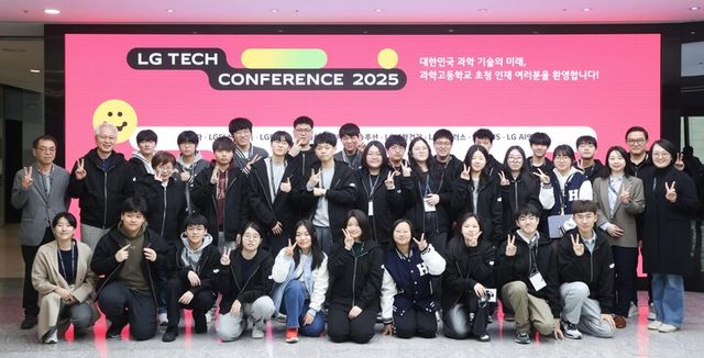 권봉석 LG&nbsp;부회장(뒷줄&nbsp;왼쪽에서&nbsp;두&nbsp;번째)이&nbsp;3일&nbsp;'LG&nbsp;테크&nbsp;콘퍼런스&nbsp;2025'를&nbsp;찾은&nbsp;과학고&nbsp;영재들과&nbsp;기념&nbsp;촬영을&nbsp;하고&nbsp;있다. [사진=LG]