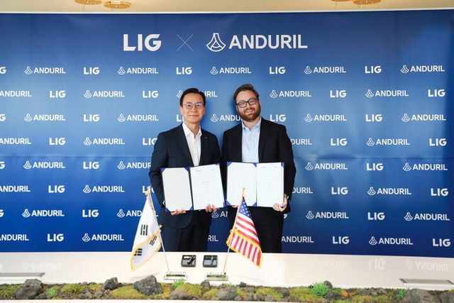 2일&nbsp;신익현 LIG넥스원 대표이사(좌측 6번째), 브라이언 쉼프(Brian Schimpf) 안두릴 공동창업자 겸 최고경영자(좌측 7번째)를 비롯한 양사 관계자들이&nbsp;‘미래전 무기체계 개발협력을 위한 포괄적 업무협약’을 체결하고 기념사진을 촬영하고 있다. [사진=LIG넥스원]&nbsp;