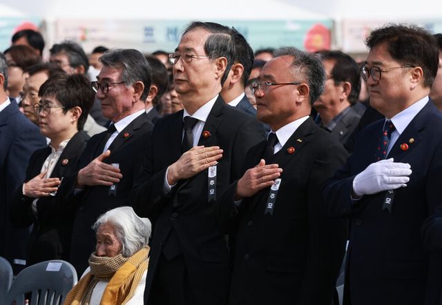 한덕수 대통령 권한대행 국무총리가 3일 제주특별자치도 4·3 평화공원에서 열린 '77주년 4·3 희생자 추념식'에서 국기에 경례하고 있다. (왼쪽부터) 한 권한대행, 김창범 제주 4.3 희생자 유족회장, 우원식 국회의장. [사진=연합뉴스]