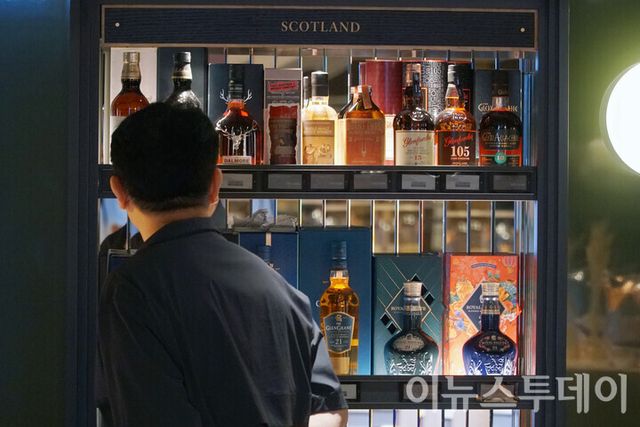 11일 오후 서울 강남구 신세계백화점 강남점에 위치한 ‘하우스 오브 신세계’에서 한 고객이 진열된 위스키를 바라보고 있다. 2024.06.11. [사진=이뉴스투데이DB]