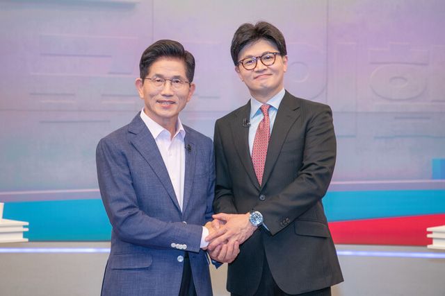 국민의힘 제21대 대통령선거 경선 결선투표에 진출한 김문수(왼쪽), 한동훈 후보가 30일 서울 중구 TV조선에서 TV토론에 앞서 손을 맞잡으며 기념 촬영을 하고 있다. [사진=연합뉴스]