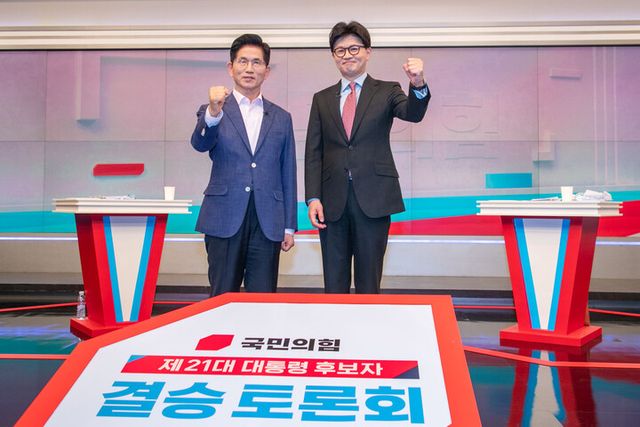 국민의힘 제21대 대통령선거 경선 결선투표에 진출한 김문수(왼쪽), 한동훈 후보가 30일 서울 중구 TV조선에서 TV토론에 앞서 포즈를 취하고 있다. [사진=연합뉴스]