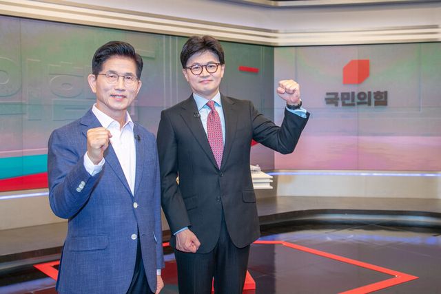 국민의힘 제21대 대통령선거 경선 결선투표에 진출한 김문수(왼쪽), 한동훈 후보가 30일 서울 중구 TV조선에서 TV토론에 앞서 포즈를 취하고 있다. [사진=연합뉴스]