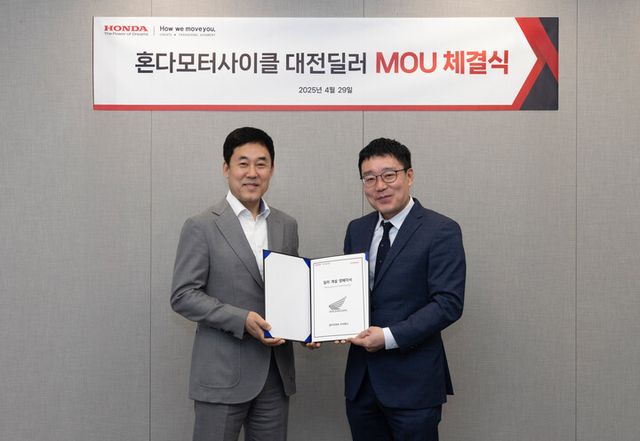 이지홍 혼다코리아 대표이사(왼쪽), 국봉석 혼다 모터사이클 안양점 대표. [사진=혼다코리아]