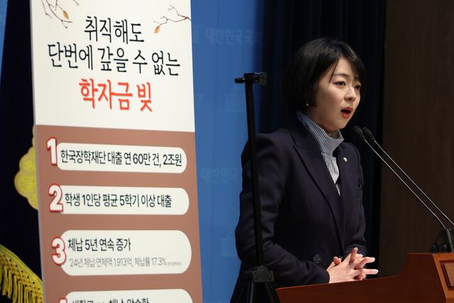 한동훈 국민의힘 대선 경선 후보 캠프의 전략총괄위원장인 배현진 의원이 30일 서울 여의도 국회 소통관에서 청년학자금 대출 공약을 발표하고 있다. [사진=연합뉴스]
