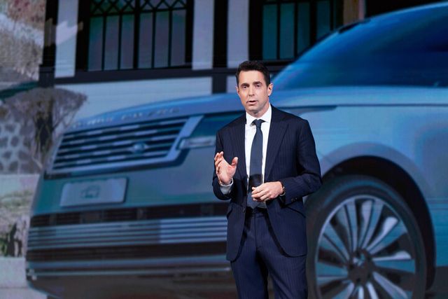 로빈 콜건 JLR코리아 대표이사가 30일 포시즌스 호텔 서울에서 열린 미디어 콘퍼런스에서 전략 발표를 하고 있다. [사진=JLR코리아]