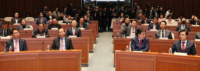 국민의힘 권영세 비상대책위원장과 권성동 원내대표 등 의원들이 헌재의 윤석열 대통령 탄핵 인용이 발표된 4일 서울 여의도 국회에서 열린 긴급 의원총회에 참석해 자리하고 있다. [사진=연합뉴스]