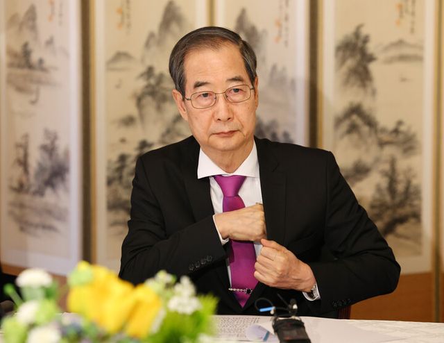 한덕수 대통령 권한대행 국무총리가 3일 서울 총리공관에서 경제안보전략 TF회의를 하고 있다. [사진=연합뉴스]