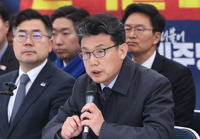 진성준 더불어민주당 정책위의장이 지난 3월 27일 서울 종로구 광화문 천막당사에서 열린 정책조정회의에서 발언하고 있다. [사진=연합뉴스]