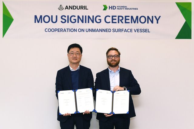 서울 계동 현대빌딩에서 주원호 HD현대중공업 특수선사업대표(사진 왼쪽)와 브라이언 쉼프 안두릴 공동설립자 겸 최고경영자가 참석한 가운데 ‘무인수상정 개발 및 시장 진출을 위한 양해각서를 체결했다. [사진=HD현대중공업]