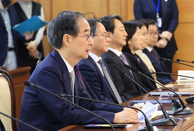 한덕수 대통령 권한대행 국무총리가 4일 정부서울청사에서 열린 국무위원간담회에서 발언하고 있다. [사진=연합뉴스]