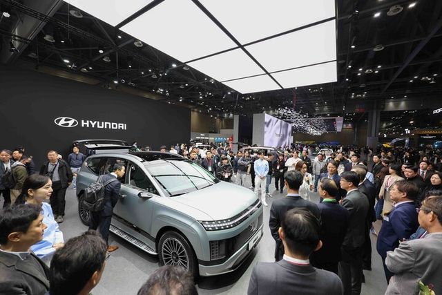 4일 경기도 고양 킨텍스&nbsp;‘2025서울모빌리티쇼’&nbsp;개막식에 참석한 VIP 및 참석자들이 전시장을 관람하고 있다. [사진=서울모빌리티쇼조직위]