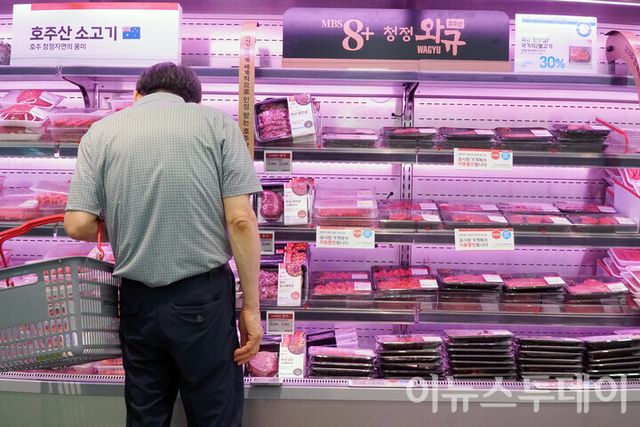 서울의 한 대형마트에서 이용객이 매대에 진열된 육류를 살펴보고 있다. 사진=이뉴스투데이DB]