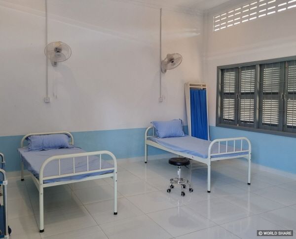 신설된 캄보디아 삼라옹 보스중학교 보건실 모습. [사진=월드쉐어]