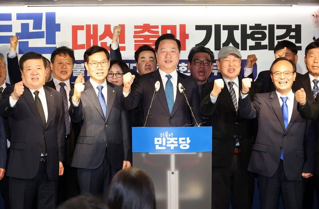 김두관 전 의원이 7일 서울 여의도 더불어민주당 중앙당사 당원존에서 대선 출마 선언 기자회견을 마치고 기념촬영하고 있다. [사진=연합뉴스]