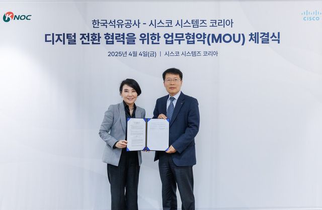 신용화 한국석유공사 경영지원본부장(사진 오른쪽)이 4일 서울 아셈타워에서 시스코와 업무협약을 맺고 기념사진을 촬영하고 있다. 왼쪽은 최지희 시스코코리아 대표. [사진=한국석유공사]