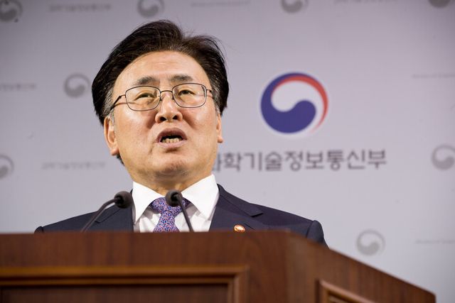 유상임 과학기술정보통신부 장관이 7일 오전 세종특별자치시 정부세종청사 기자실에서 '2025년도 과기정통부 핵심과제 3월 실적 및 4월 계획'을 브리핑 하고 있다. [사진=과학기술정보통신부]