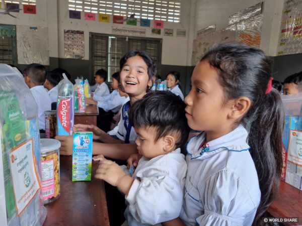 보건 위생 키트를 받은 캄보디아 똠놈아피왓 초등학교 아동들. [사진=월드쉐어]