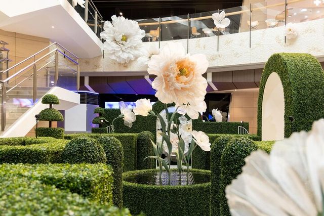 IFC몰 L3층 사우스아트리움에 조성된 봄꽃 정원 콘셉트의 포토존 ‘원더가든’. [사진=IFC몰]