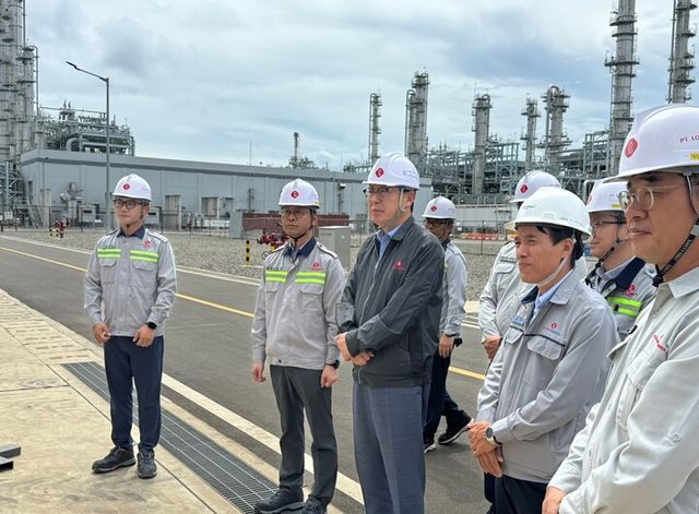 롯데케미칼 이영준 대표가 인도네시아 라인프로젝트 현장을 살펴보고 있다. [사진=롯데케미칼]