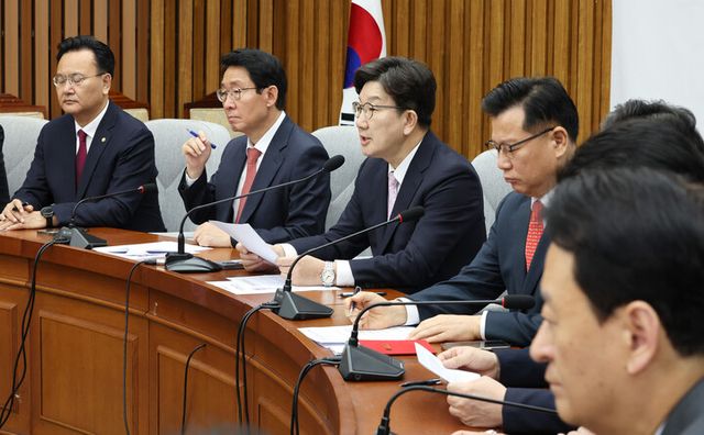 권성동 국민의힘 원내대표(가운데)가 8일 국회에서 열린 원내대책회의에서 발언하고 있다. [사진=연합뉴스]