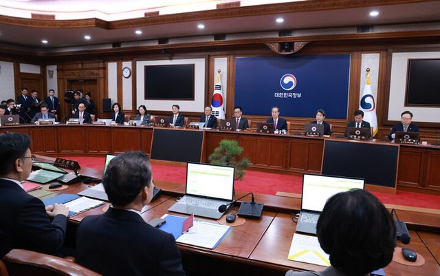 한덕수 대통령 권한대행 국무총리가 8일 정부서울청사에서 열린 국무회의를 주재하고 있다. [사진=연합뉴스]