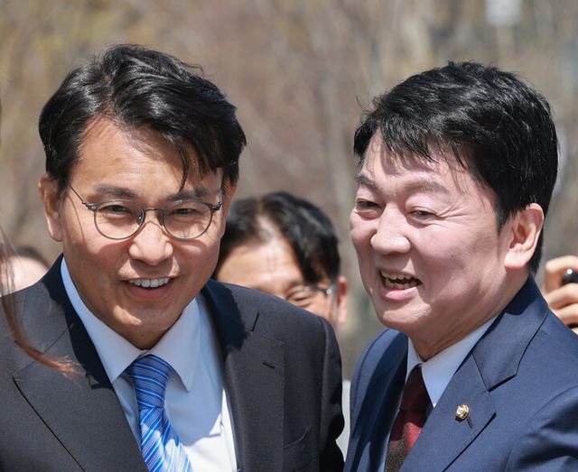 안철수 국민의힘 의원이 8일 서울 광화문광장 이순신 동상 앞에서 제21대 대통령 선거 출마 선언을 마치고 윤상현 국민의힘 의원과 인사하고 있다. [사진=연합뉴스]