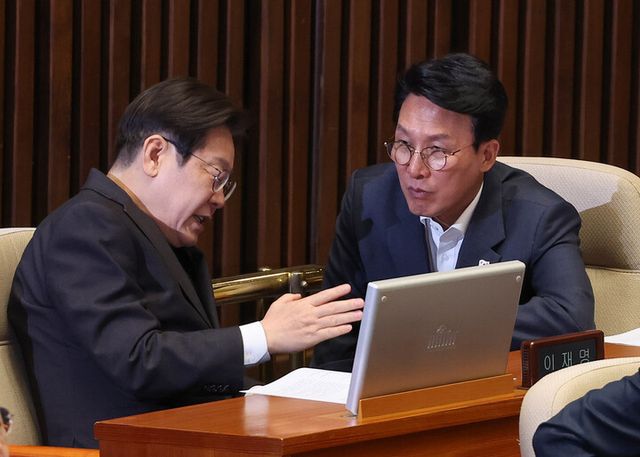 더불어민주당 이재명 대표와 김민석 최고위원(오른쪽)이 지난 2일 서울 여의도 국회에서 열린 본회의에서 대화하고 있다. [사진=연합뉴스]