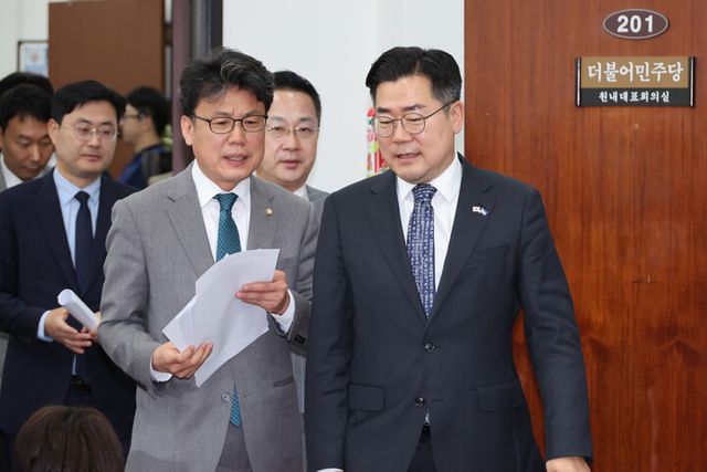 더불어민주당 박찬대 원내대표(오른쪽)와 진성준 정책위의장이 8일 서울 여의도 국회에서 열린 원내대책회의에 참석하며 대화하고 있다. [사진=연합뉴스]