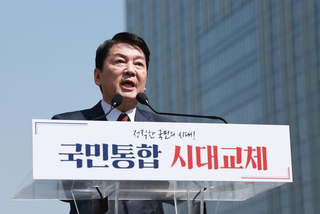 안철수 국민의힘 의원이 8일 서울 광화문광장 이순신 동상 앞에서 제21대 대통령 선거 출마를 선언하고 있다. [사진=연합뉴스]