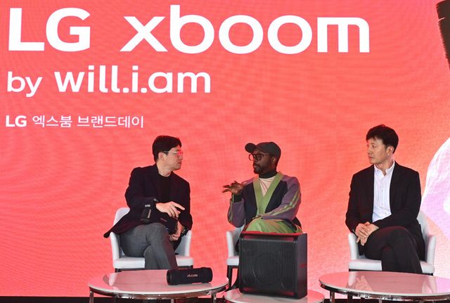 지난 7일 서울 영등포구 그라운드220에서 열린 LG 엑스붐 브랜드 데이에서 이정석 LG전자 MS사업본부 오디오사업담당 전무(왼쪽)와 윌아이엠(가운데), 오승진 LG전자 한국영업본부 MS마케팅담당 상무(오른쪽)가 대담을 나누고 있다. [사진=LG전자]