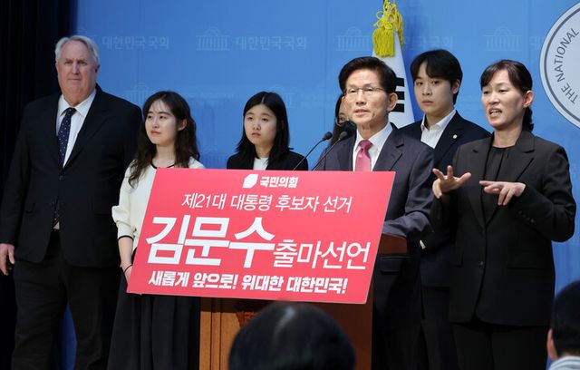 김문수 전 고용노동부 장관이 9일 서울 여의도 국회 소통관에서 제21대 대통령 경선후보 출마 선언을 하고 있다. [사진=연합뉴스]