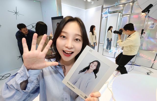 KT가 5월 한달 간 ‘홍대 애드샵 플러스’에 MZ세대를 타깃으로 한 체험형 공간 ‘KT AI 체험존’을 운영한다. [사진=KT]