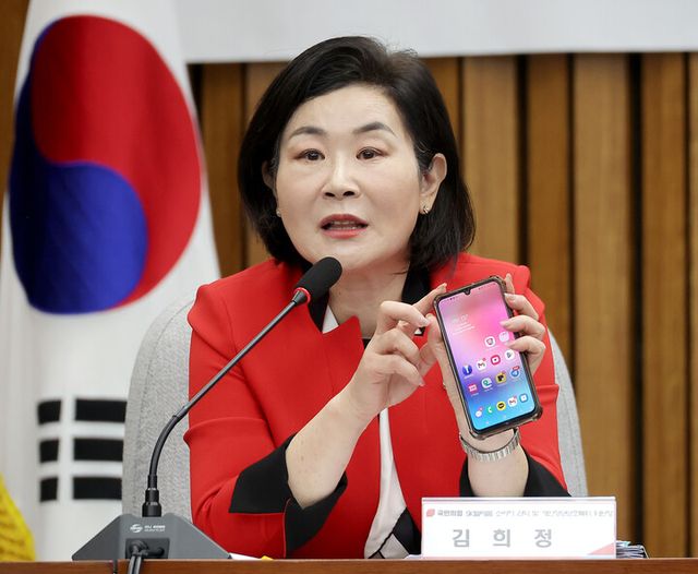 1일 국회에서 열린 국민의힘 SK텔레콤 소비자 권익 및 개인정보보호를 위한 긴급 간담회에서 당 TF 위원장을 맡은 김희정 의원이 발언하고 있다. 2025.5.1