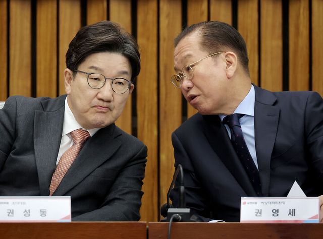 국민의힘 권영세 비상대책위원장과 권성동 원내대표가 1일 국회에서 열린 SK텔레콤 소비자 권익 및 개인정보보호를 위한 긴급 간담회에 참석해 대화를 나누고 있다. [사진=연합뉴스]