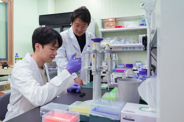 김기현 고등광기술연구원 선임연구원 연구팀이 신속항원검사키트 민감도를 대폭 개선한 ‘검은 배경 기반 신속항원검사키트’를 세계 최초로 개발했다. [사진=광주과학기술원]