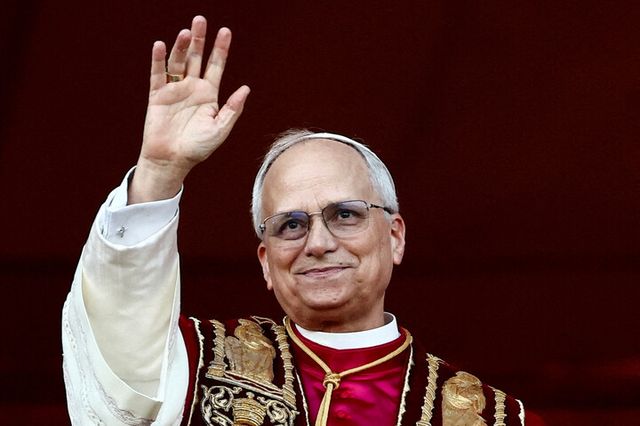 새로 선출된 교황 레오 14세인 미국인 로버트 프레보스트 추기경이 8일(현지 시각) 바티칸 성 베트로 대성당 발코니에서 손을 흔들고 있다. [사진=로이터·연합뉴스]
